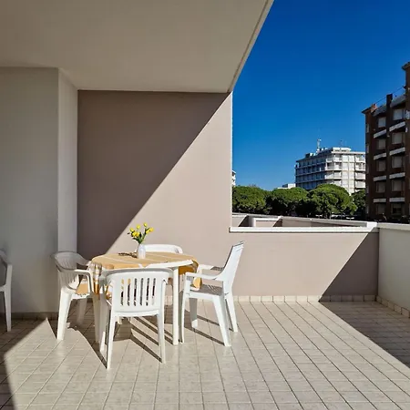Apartament One Bedroom Flat In A With Pool